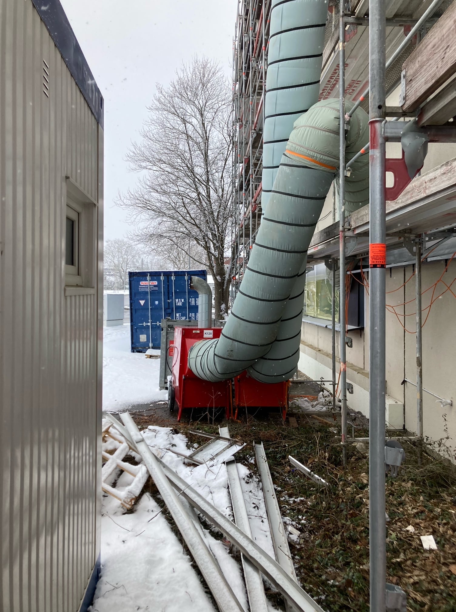 Winterbaustelle_matter_Ölheizer_Schläuche