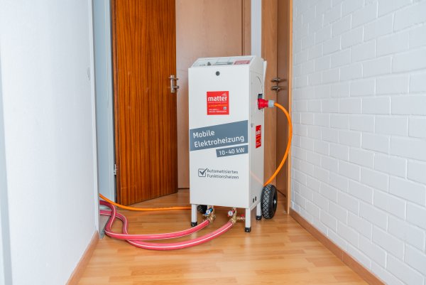 Mobile Warmwasserheizzentrale mit Strom