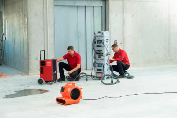 Estrich-Dämmschichttrocknung Baustelle Herma Nermin und Matthias